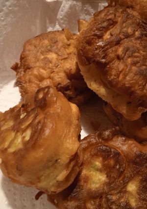Una foto de Buñuelos de lechuga, perejil y cilantro