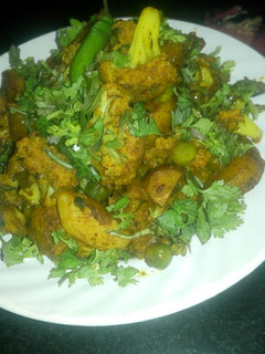 आलू गोभी मटर की सब्जी (Aloo Gobhi Matar ki sabji recipe in Hindi रेसिपी मुख्य फोटो