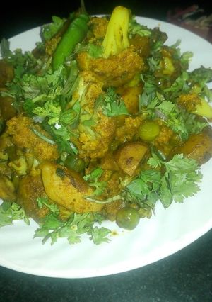 आलू गोभी मटर की सब्जी (Aloo Gobhi Matar ki sabji recipe in Hindi रेसिपी मुख्य फोटो