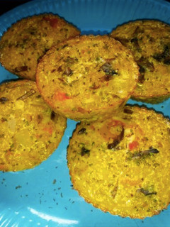 Una foto de Muffins salados de quinoa, champiñones y tomate 🍅
