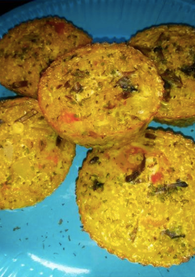 Una foto de Muffins salados de quinoa, champiñones y tomate 🍅