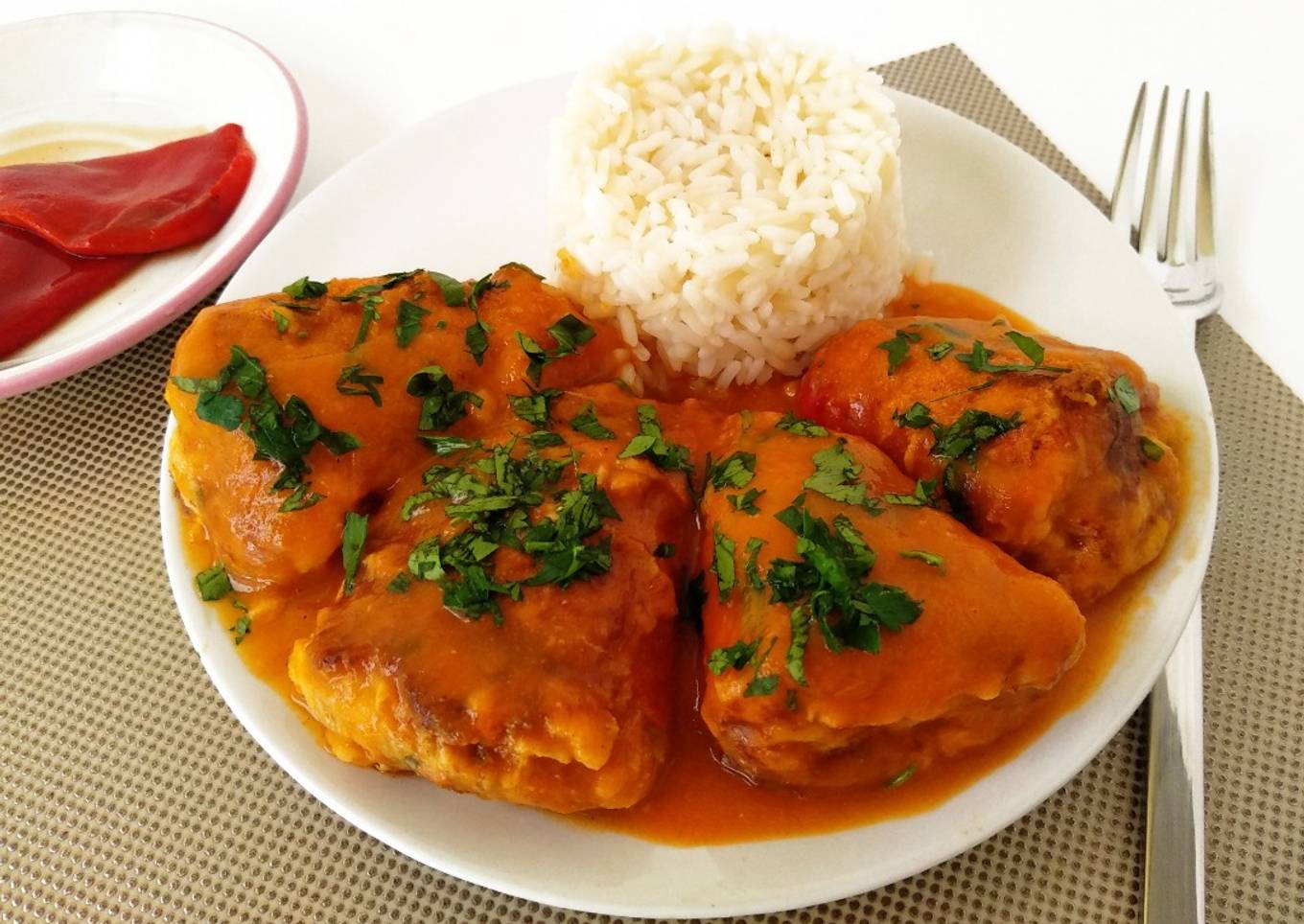 Pimientos del piquillo rellenos de carne y queso con salsa española
