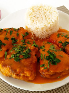 Una foto de Pimientos del piquillo rellenos de carne y queso con salsa española