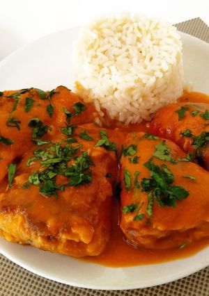 Una foto de Pimientos del piquillo rellenos de carne y queso con salsa española