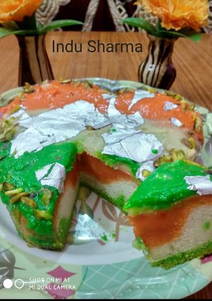 तिरंगा मावा केक (tiranga mawa cake recipe in Hindi) रेसिपी मुख्य फोटो