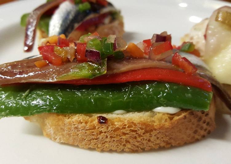 Tapa de anchoas, pimiento verde y rojo