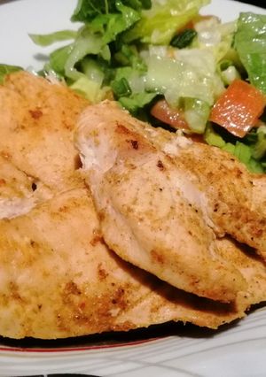 صورة لوصفة صدر دجاج مشوي مع سلطة خضار(كيتو)