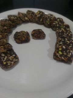 खजूर बर्फी (khajur barfi recipe in marathi) रेसिपी चे मुख्य फोटो