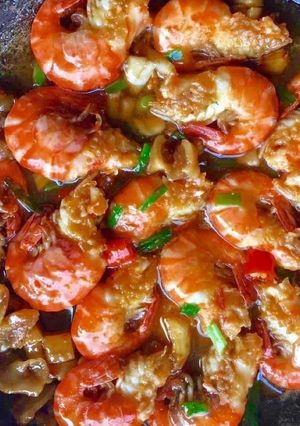 Hình của món Tôm rim tóp mỡ.