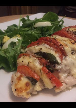 Una foto de Pollo Caprese Fit