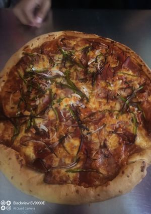 Una foto de Pizza jamón y queso