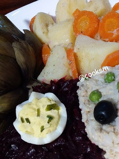 صورة لوصفة سلطة صيفية مشكلة (بطاطا وجزر وبيطراف وقرنون وأرز)