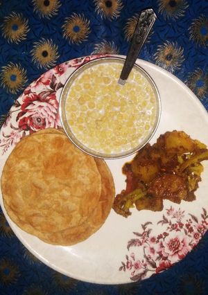 आलू गोभी की सब्जी पूरी और रायता के साथ रेसिपी मुख्य फोटो