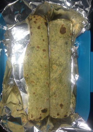 A picture of Spinach roti roll.