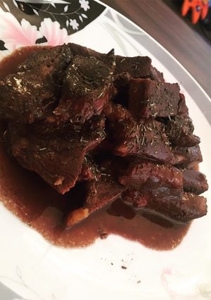 Hình của món Steak nai với rượu vang và chocolate.