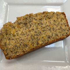 A picture of Lemon poppyseed bundt cake.