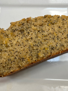 A picture of Lemon poppyseed bundt cake.