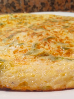 Una foto de Tortilla de pimiento verde y bacalao