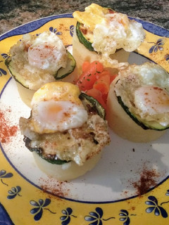 Una foto de Huevos de codorniz sobre timbal de patata