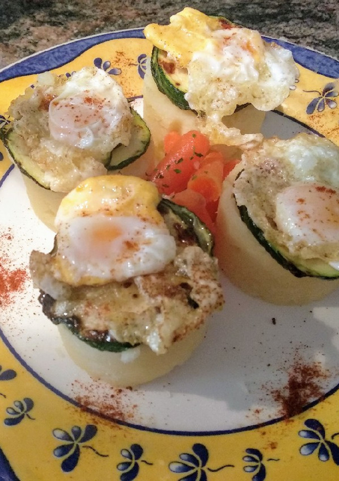 Una foto de Huevos de codorniz sobre timbal de patata