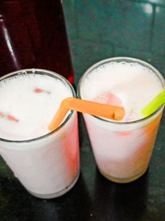 रूह्फज़ा(Ruafza milk shake recipe in hindi) रेसिपी मुख्य फोटो