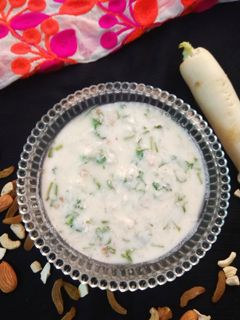 मूली और अखरोट का रायता (Mooli aur akhrot ka raita recipe in hindi) रेसिपी मुख्य फोटो