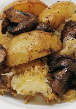Savanyú káposzta ágyon sült krumpli gombával recept fotója