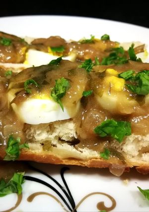 Foto principal de Huevo duro sobre baguette bañado con salsa de perejil