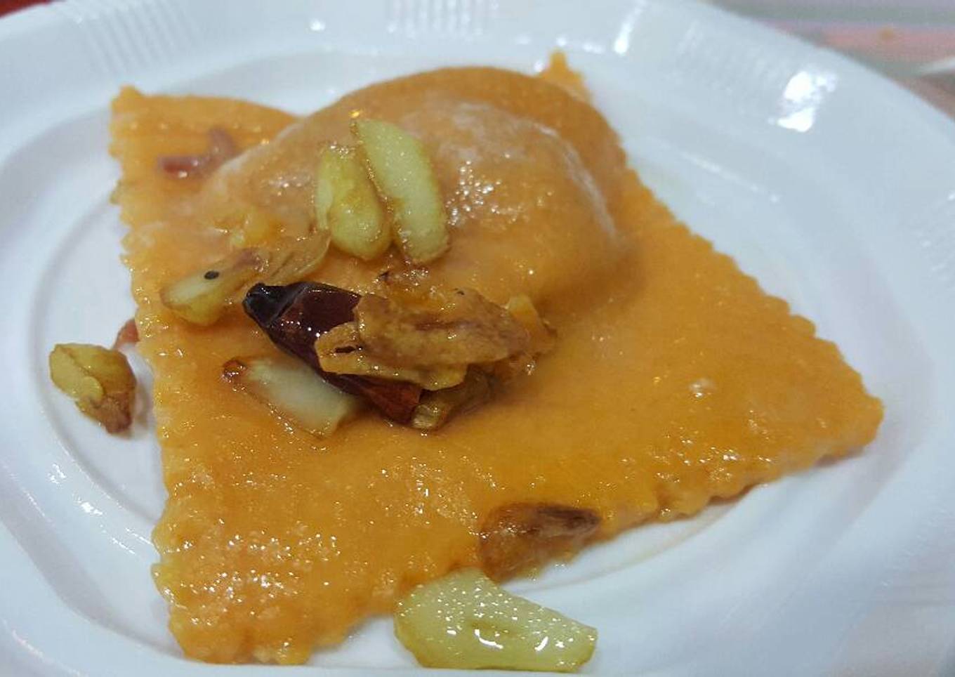 Ravioli de tomate relleno de berenjena con salsa