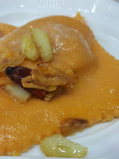 Una foto de Ravioli de tomate relleno de berenjena con salsa