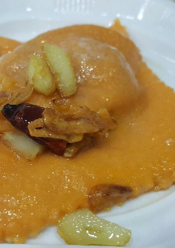 Una foto de Ravioli de tomate relleno de berenjena con salsa