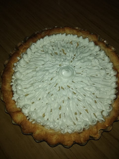 Una foto de Tarta de dulce de leche, pastelera y merengue