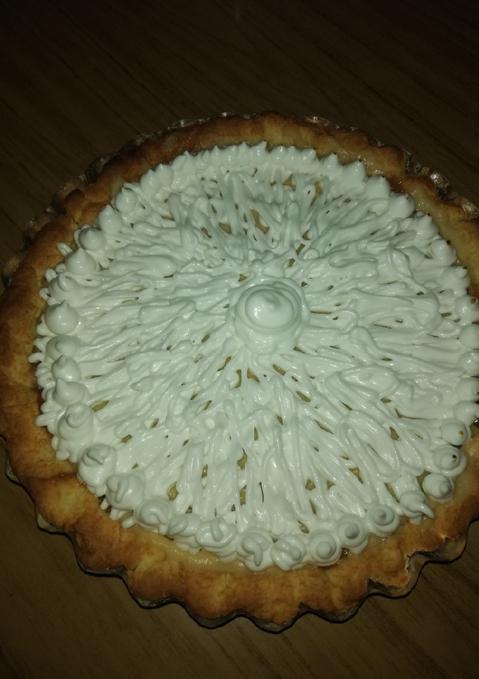 Una foto de Tarta de dulce de leche, pastelera y merengue