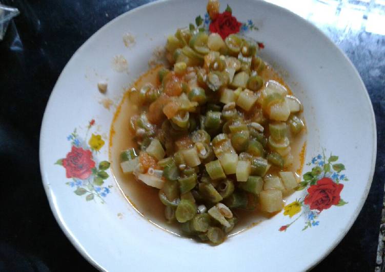 Proses meracik Oseng labu buncis kuah tomat yang enak