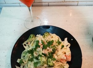 O poză a rețetei Tagliatelle cu broccoli și creveți.