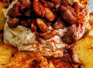 Una foto de TAHINE de Garbanzos, Lomito de Cerdo🐽Dulce y Almendras..!😋