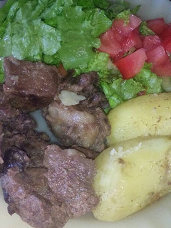 Una foto de Lechón asado a la olla con papas🐷