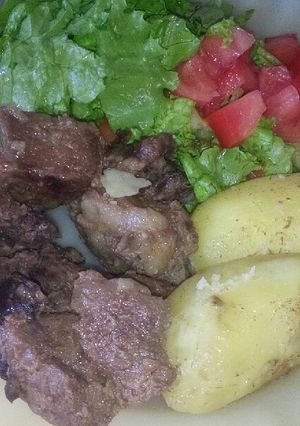 Una foto de Lechón asado a la olla con papas🐷
