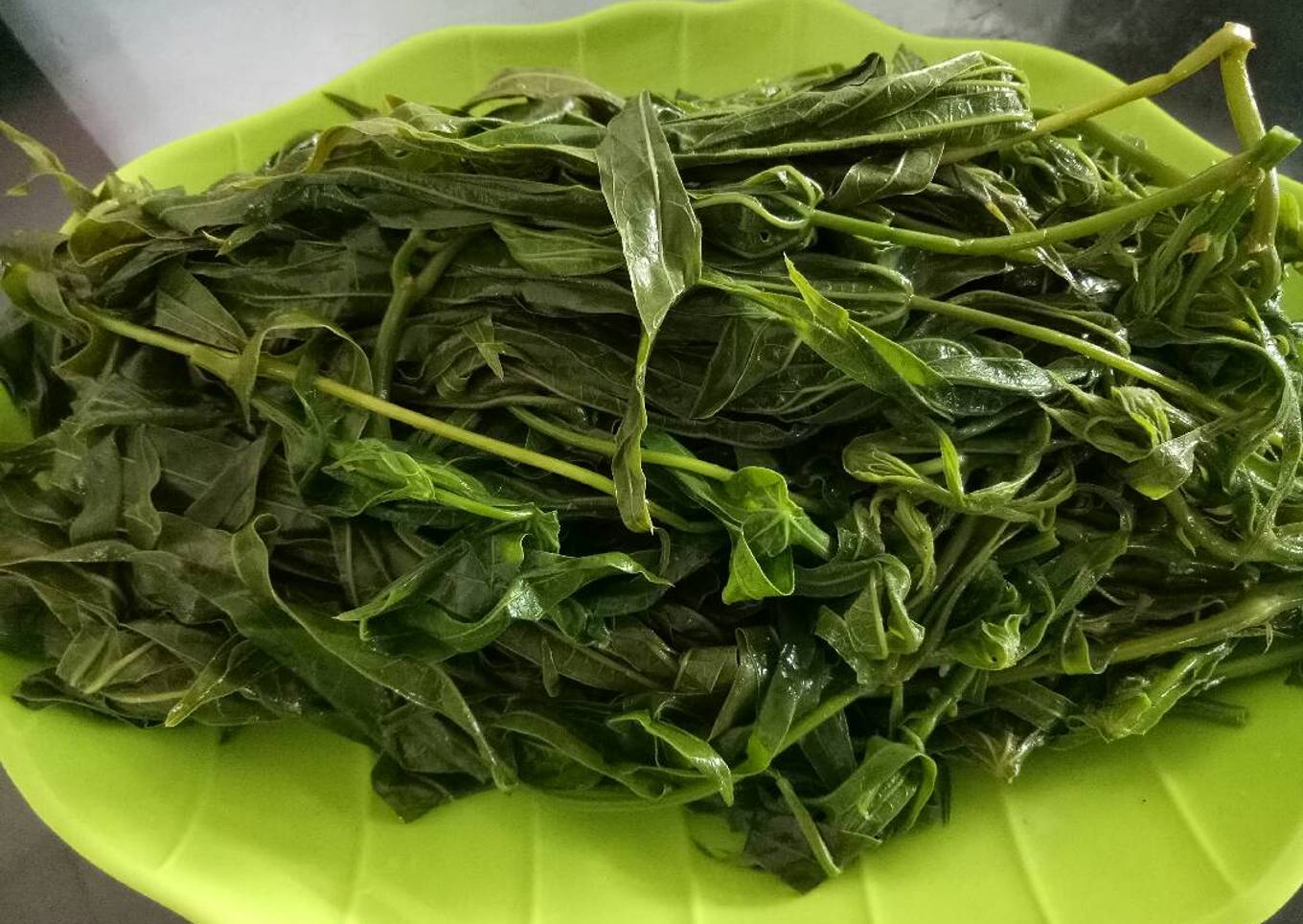 Daun Singkong Rebus hijau segar