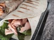 Una foto de fajitas de pescado