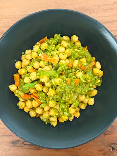 Una foto de 🥦 Garbanzos con verduras al curry en 5 min 💛