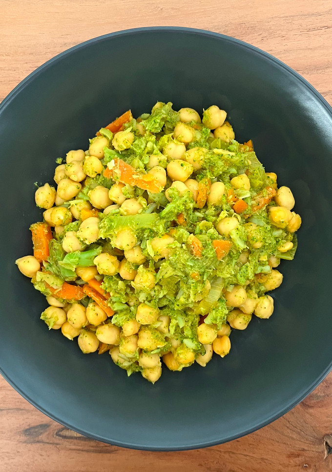 Una foto de 🥦 Garbanzos con verduras al curry en 5 min 💛