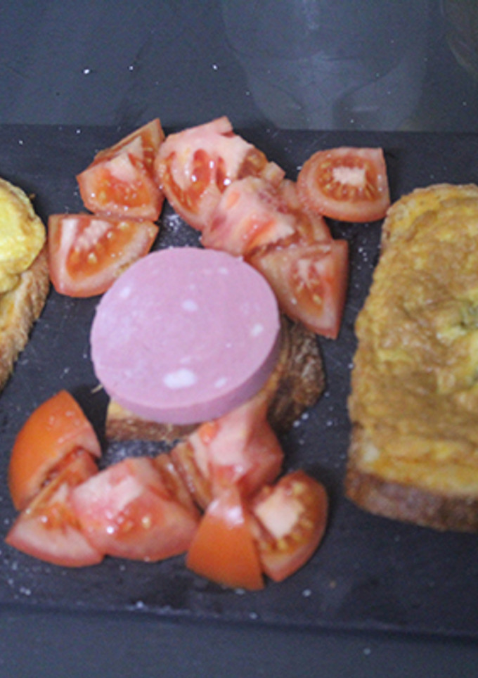 Una foto de Tortilla con tomate seco sobre pan de payés