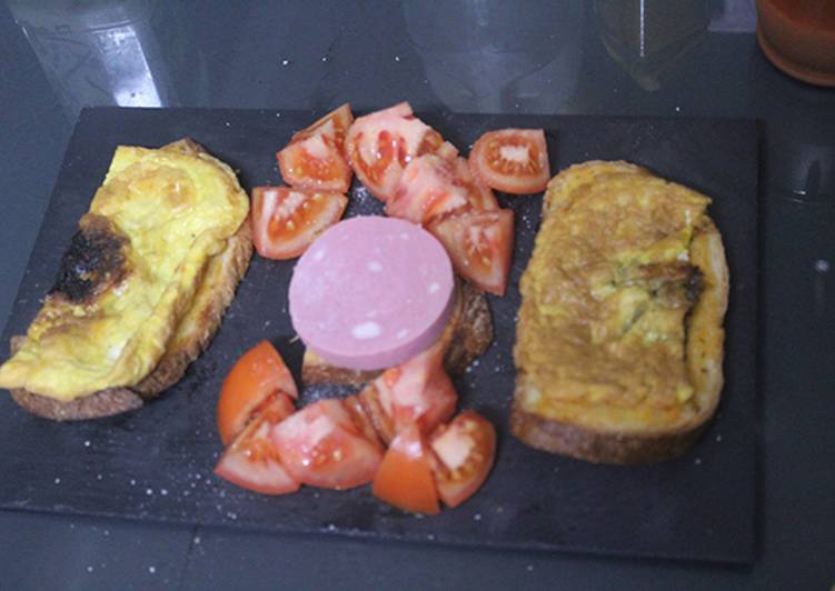 Tortilla con tomate seco sobre pan de payés