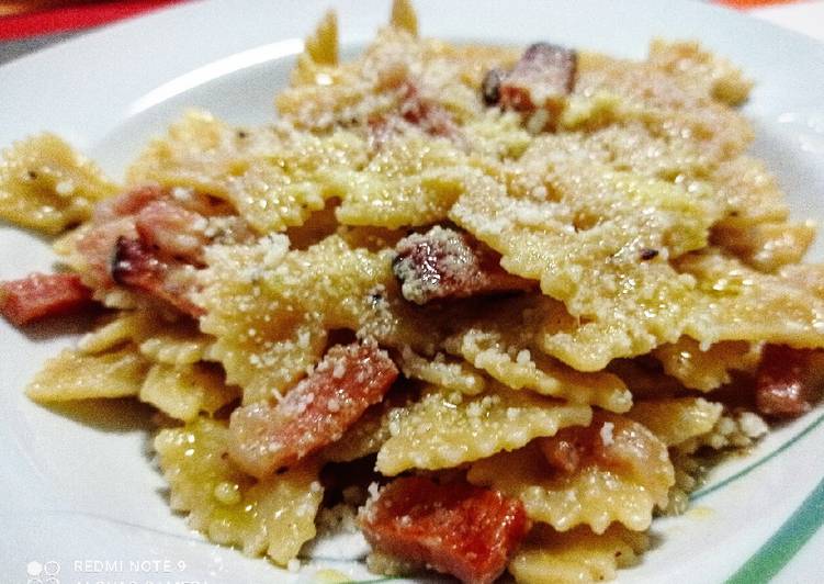 Recipe of Homemade Pasta con speck e crema di pecorino e scarto del broccolo
