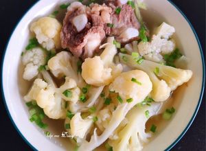Hình của món Canh bông cải trắng sườn non.