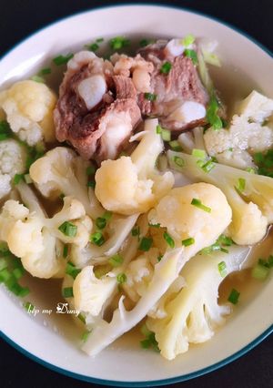 Hình của món Canh bông cải trắng sườn non.