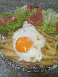 Ensalada de Lechuga y Tomate con Papas Fritas y Huevo Frito