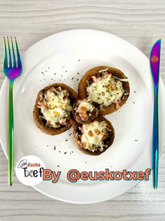 Una foto de ⭕️Champiñones rellenos de jamón y queso❌