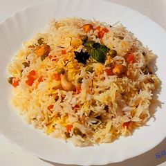 A picture of Aash-mal-Zaffran (Emirati Saffron Rice).
